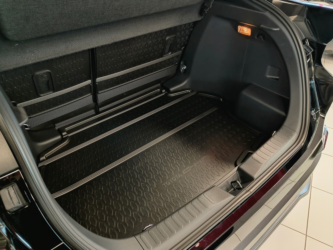 Ladebodenschutz aus Kunststoff Toyota C-HR 2024 >