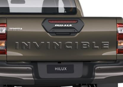 Sticker "INVINCIBLE" achterklep Toyota Hilux 2020 >