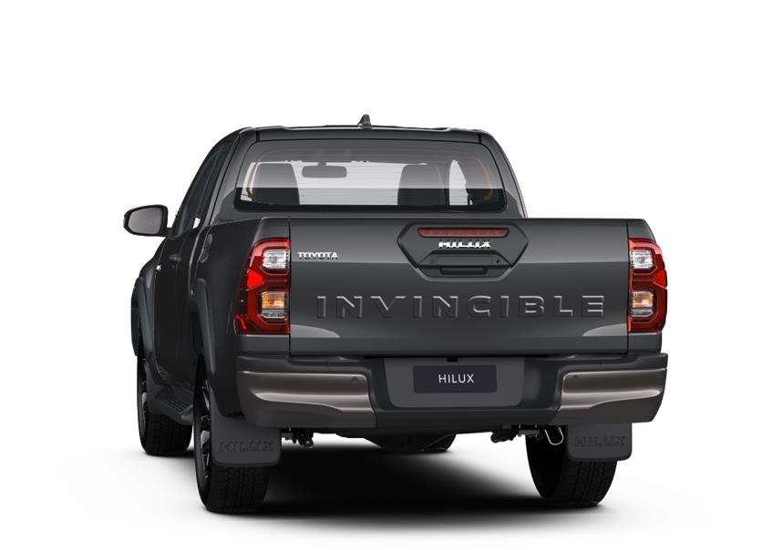 Sticker "INVINCIBLE" achterklep Toyota Hilux 2020 >