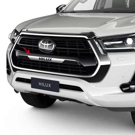 Chroom ornament "Hilux" voorbumper Toyota Hilux 2020 >
