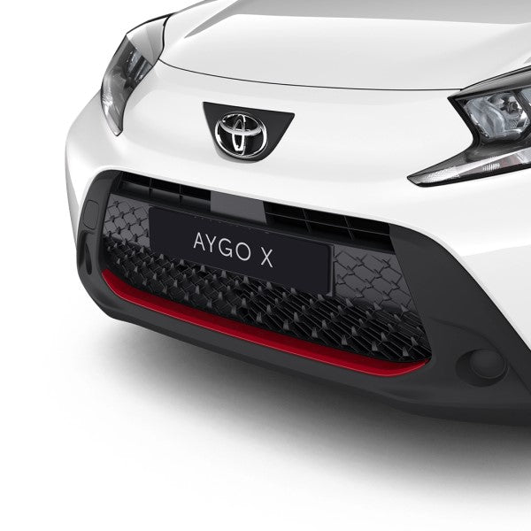 Rood ornament voorkant Toyota Aygo X 2022 >