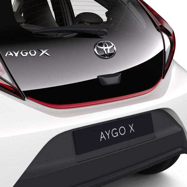 Rood ornament achterkant Toyota Aygo X 2022 >